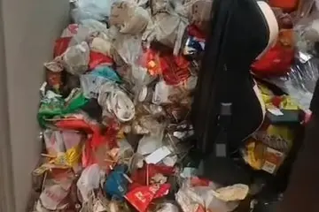 長春一電競酒店退房后畫面“不堪入目”，垃圾堆積如山超1米高，酒店：顧客入住超兩年，花了3天才清掃完